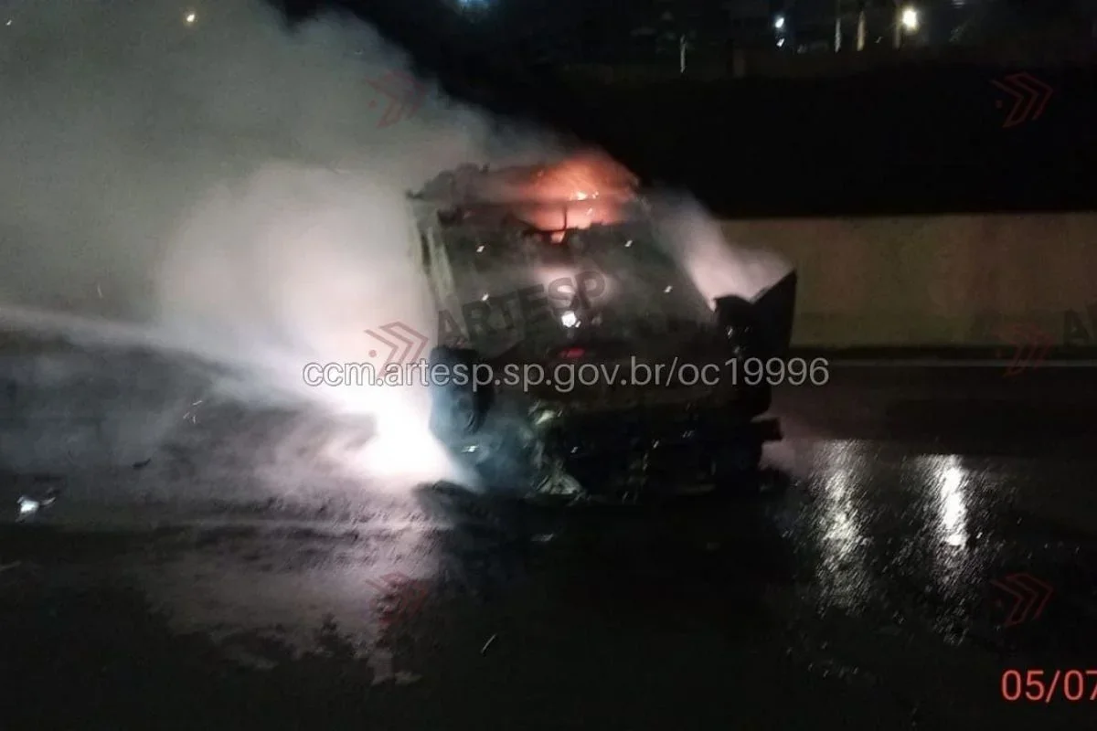 Acidente na Anhanguera: carro capota, pega fogo e motorista morre atropelado