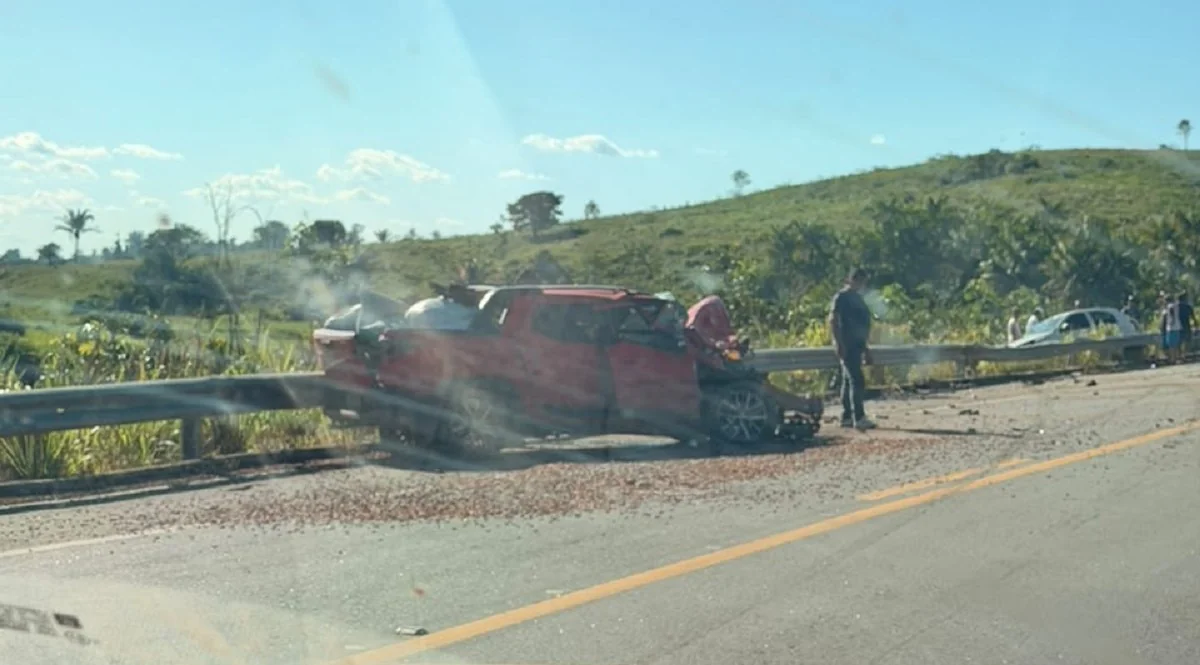Acidente na BR-422: três jovens morrem após pneu furar e carro bater em caminhonete