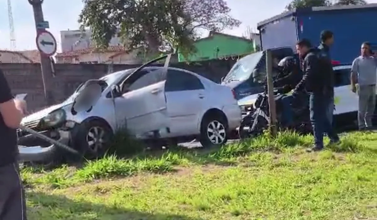 Acidente em Campinas: carro bate em poste e pedestre de 70 anos morre