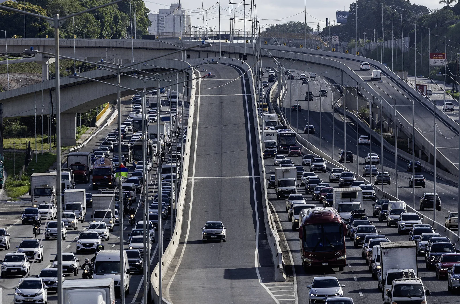 Acidente na Dutra: ônibus e caminhão batem, 1 morto e 12 feridos