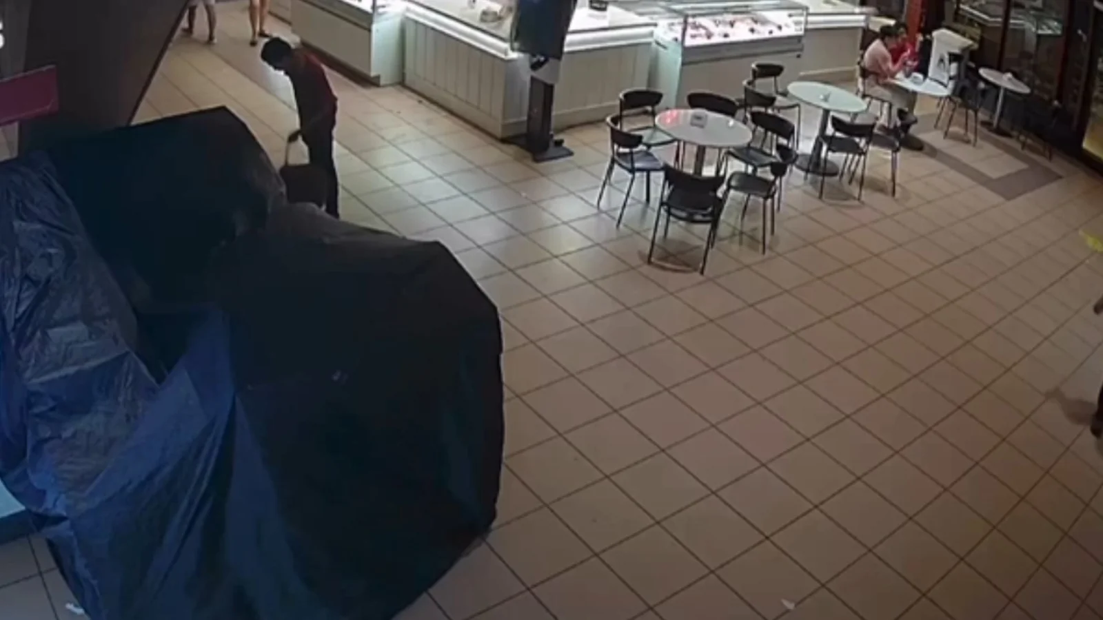 Câmera flagra furto de joias na Estação das Docas, em Belém