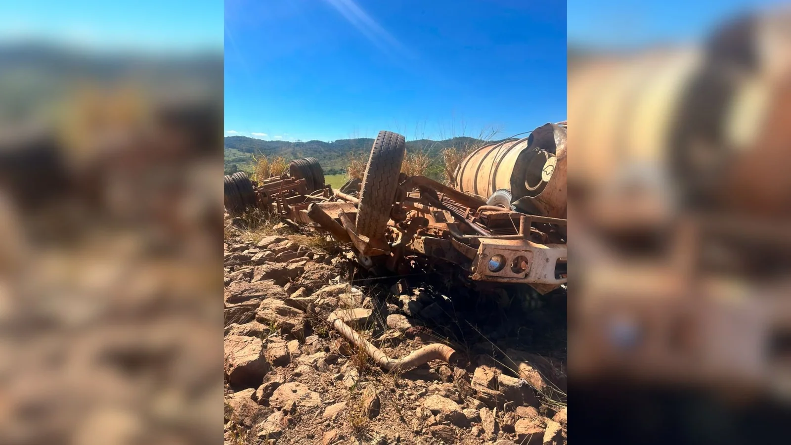 Caminhão-pipa tomba na MG-414 e motorista de 37 anos morre
