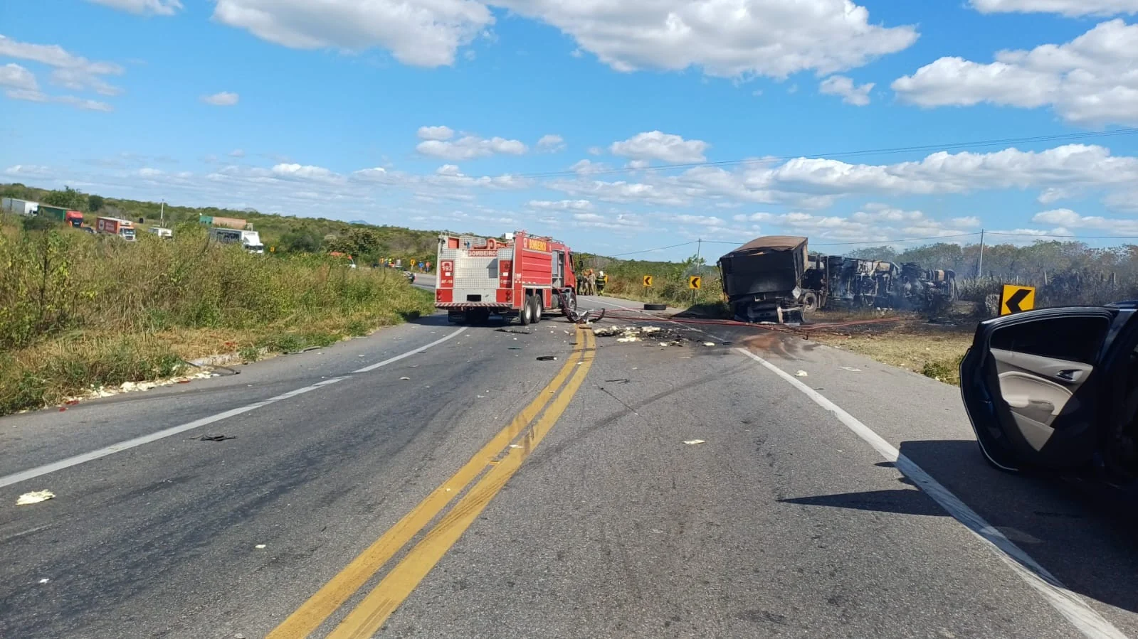Caminhoneiro morre carbonizado após acidente na BR-222 no Ceará