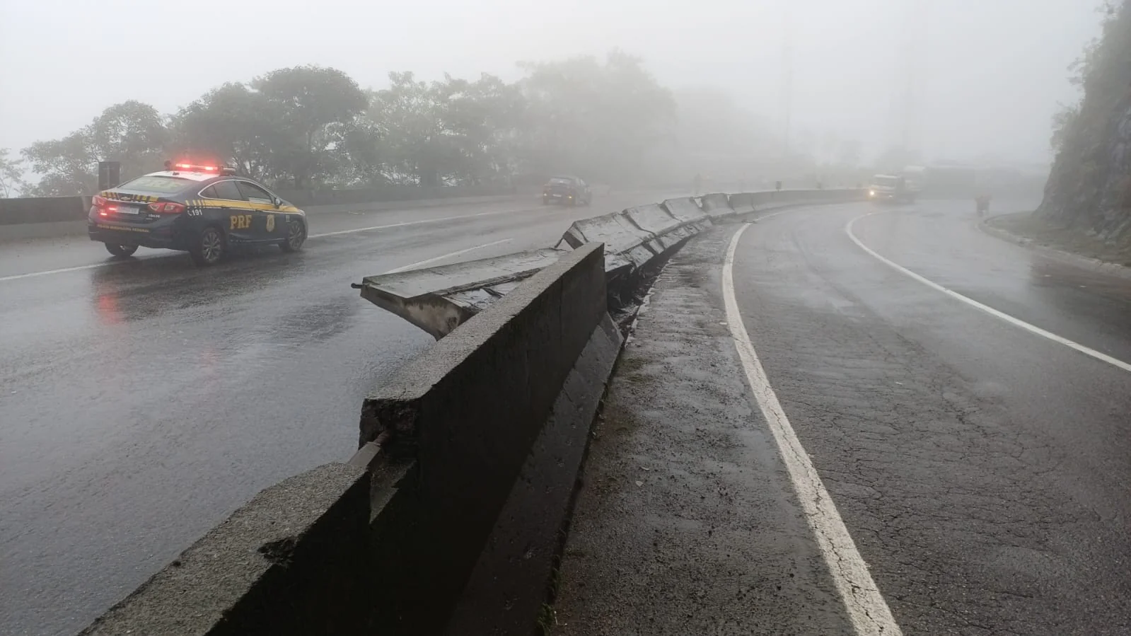 Caminhoneiro 'se perde' em serra, tomba carreta e bloqueia BR-277 no Paraná
