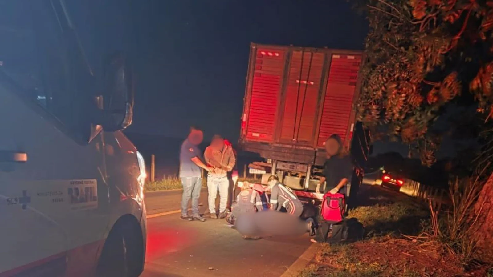 Caminhoneiro preso após motociclista morrer ao bater em veículo parado em MG