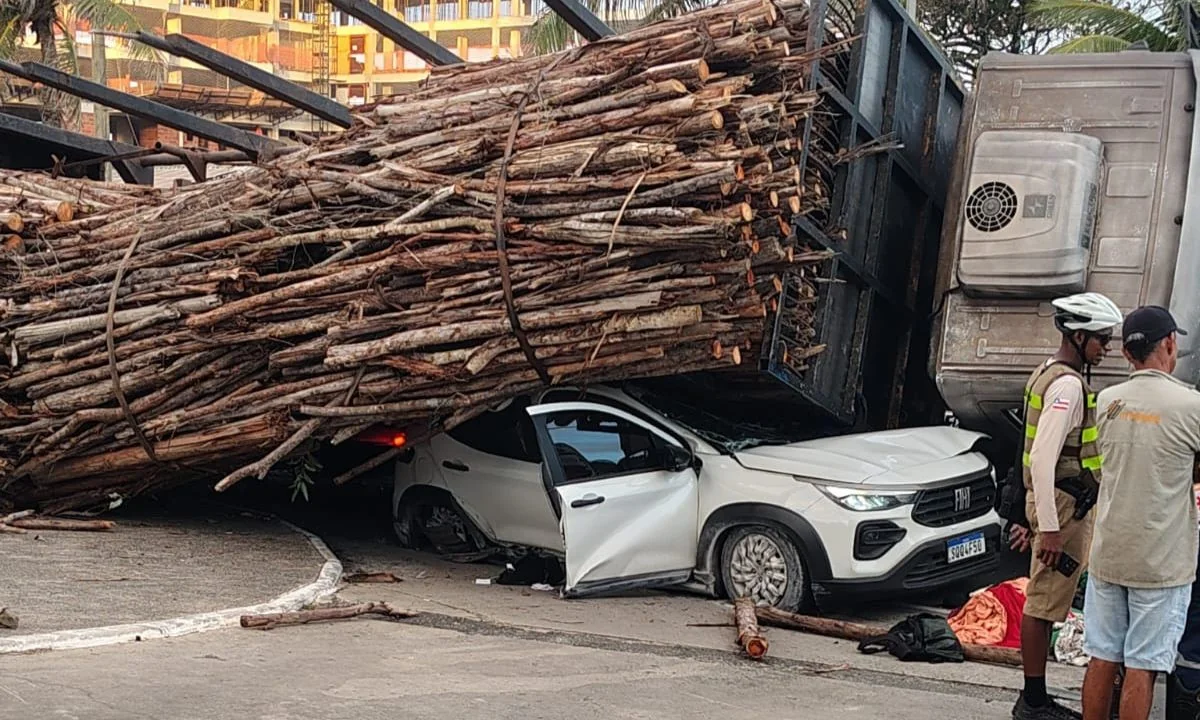 Carga de madeira cai de caminhão e esmaga carro em Salvador