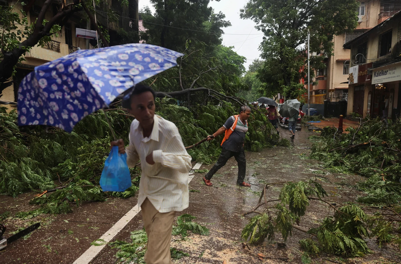Chuvas deixam mortos e paralisam Mumbai: deslizamentos e caos na Índia