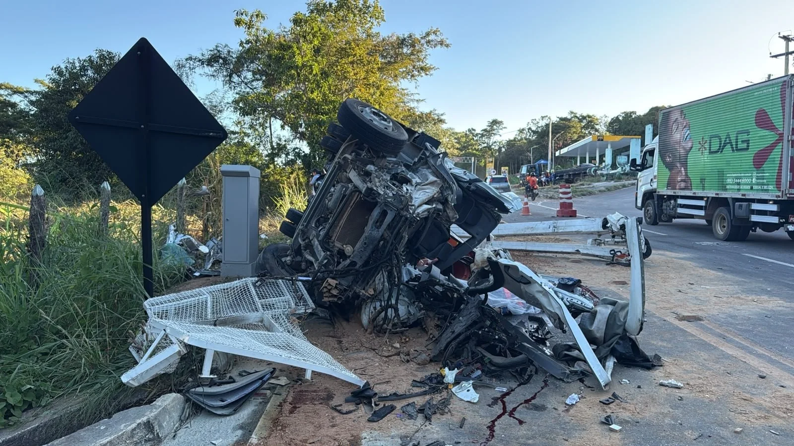 Eletricista morre e dois ficam feridos em colisão de caminhões no Crato