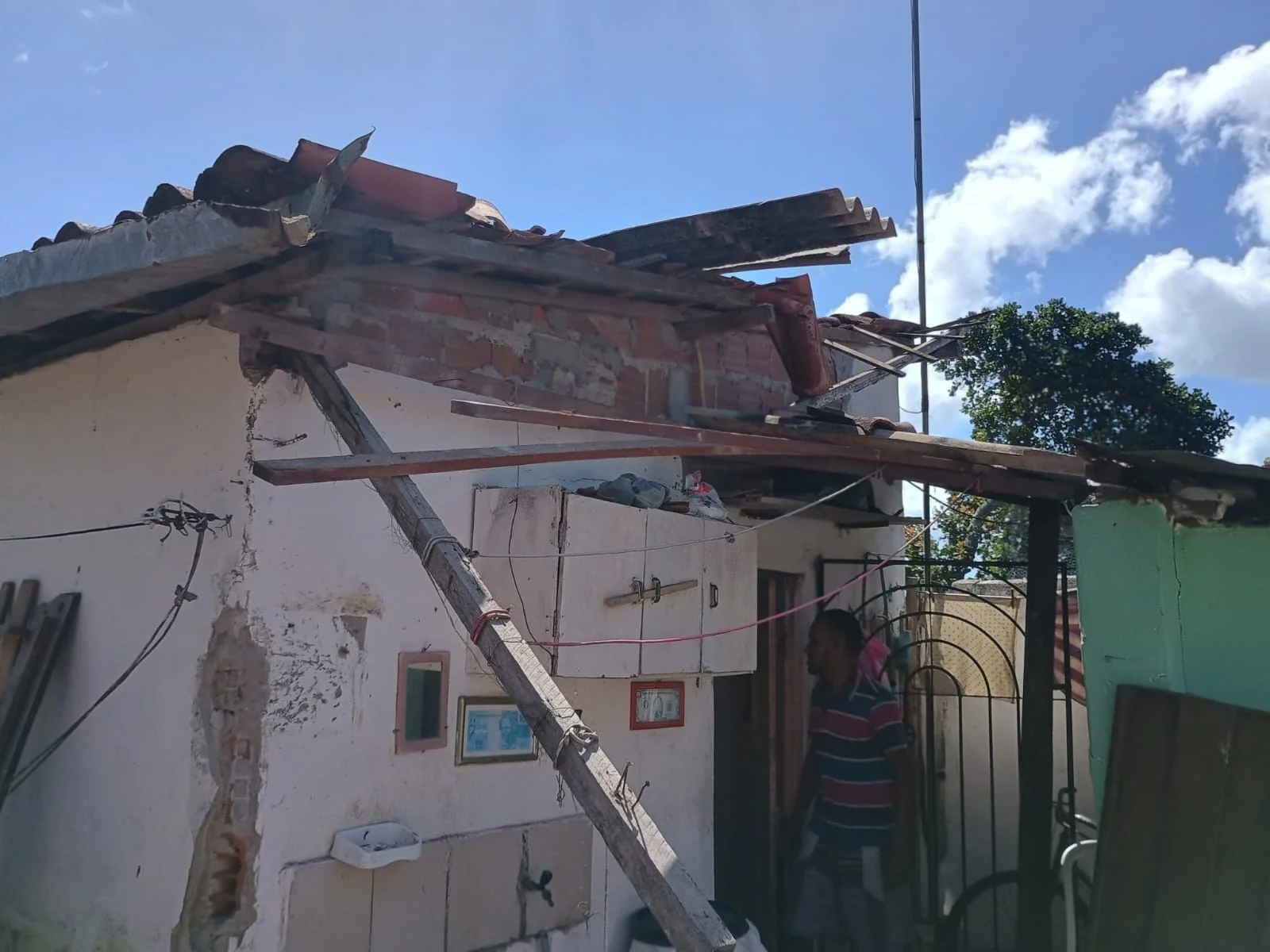 Explosão de fossa arremessa idoso para telhado em João Pessoa