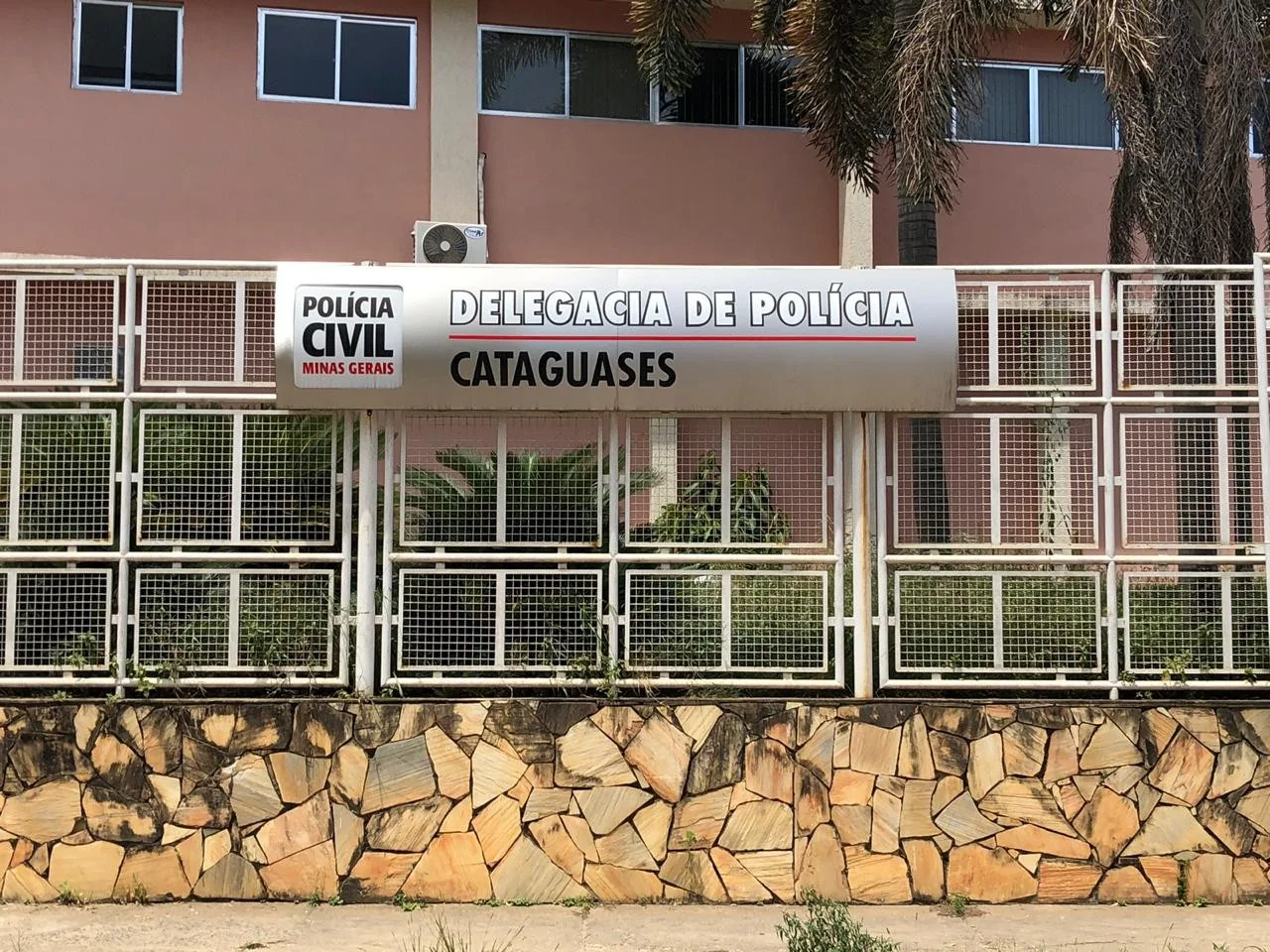 Feminicídio em MG: mulher é encontrada morta com filhos ao lado; marido preso