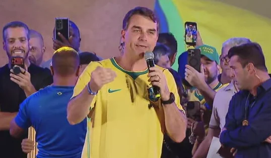 Flávio Bolsonaro vai aos EUA para defender o PIX e critica governo Lula