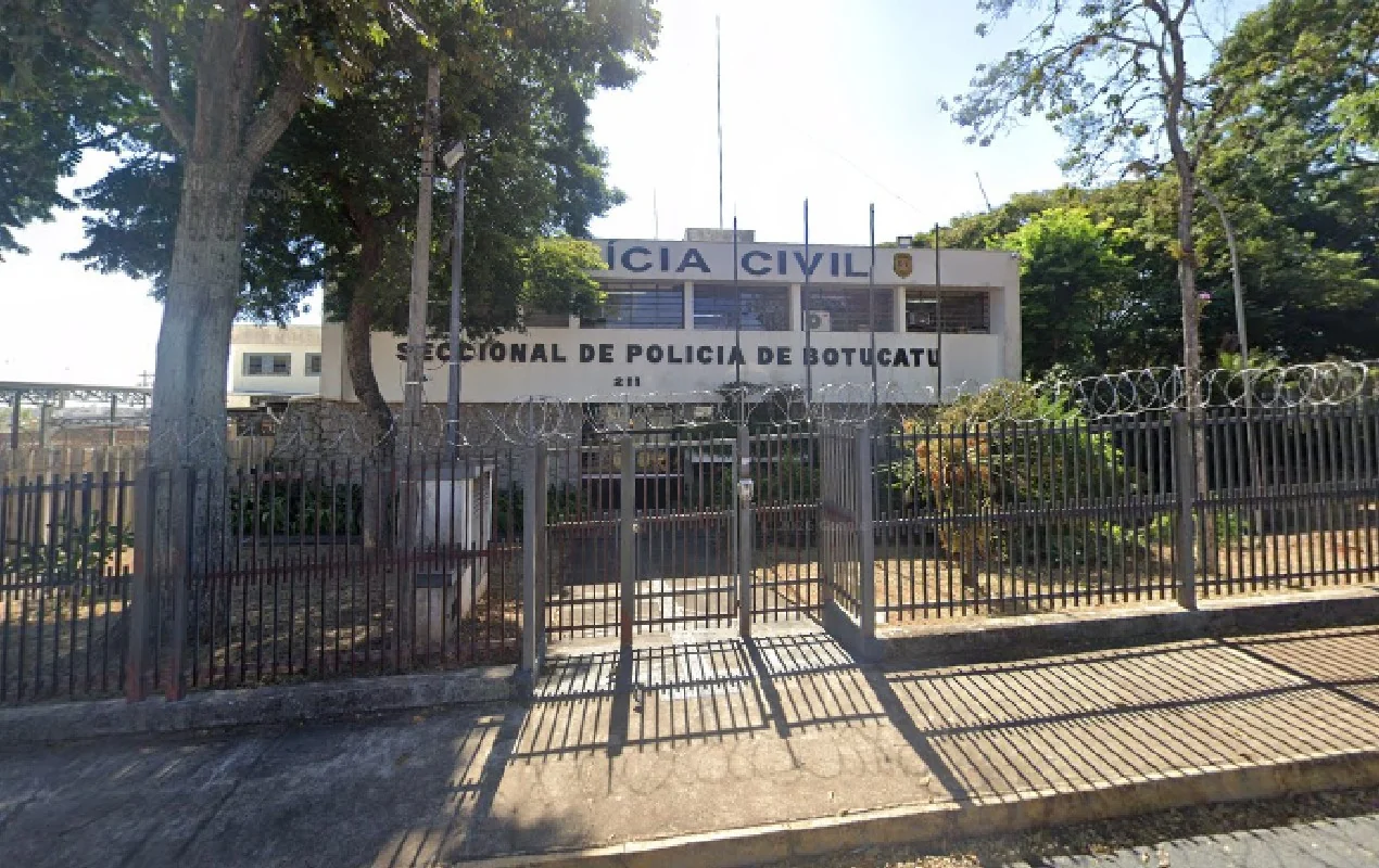 Homem é preso após tentar furtar loja com facão e agredir policiais em Porangaba