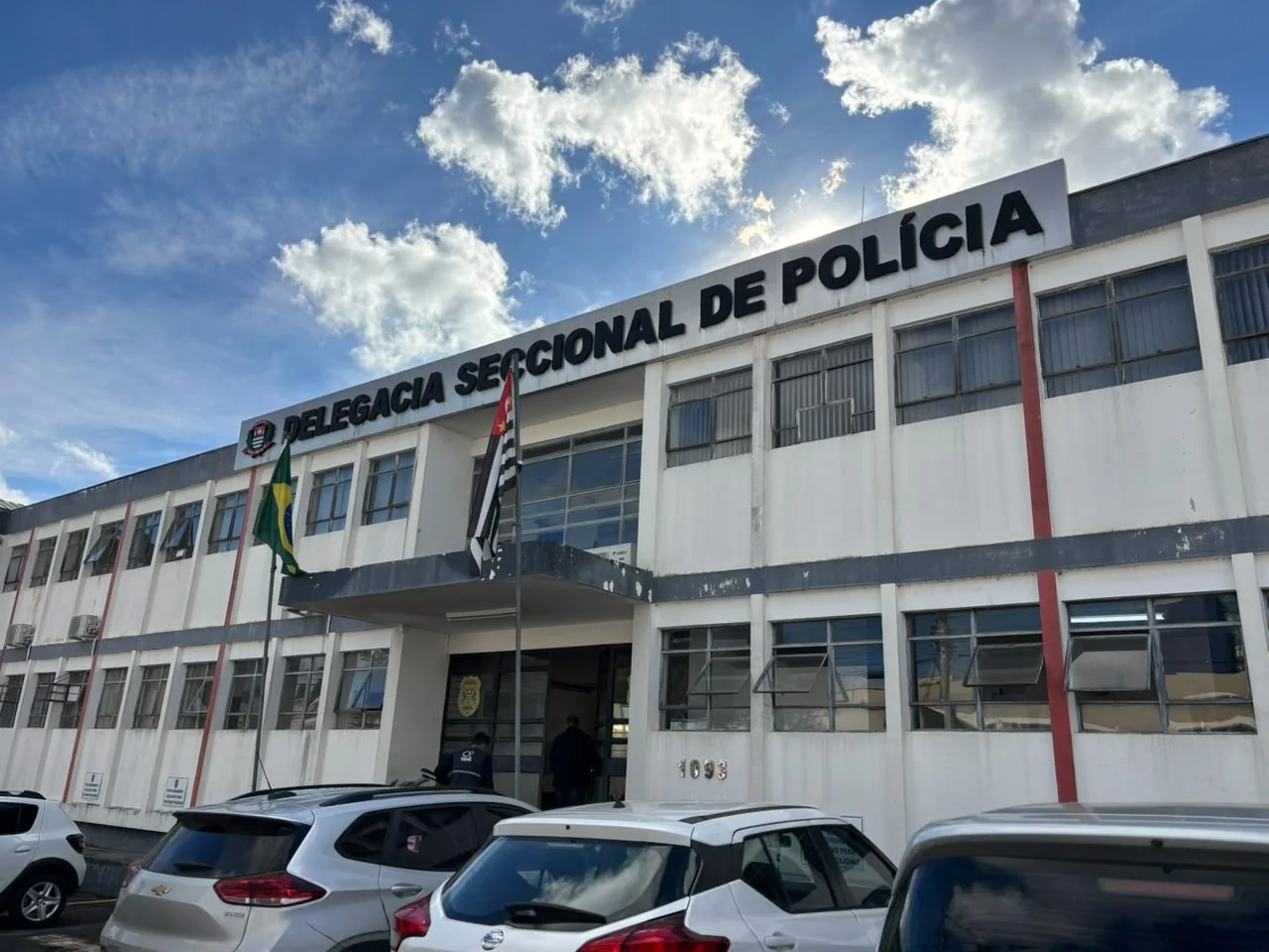 Homem é preso por tentativa de feminicídio após agredir ex-namorada em Itapetininga