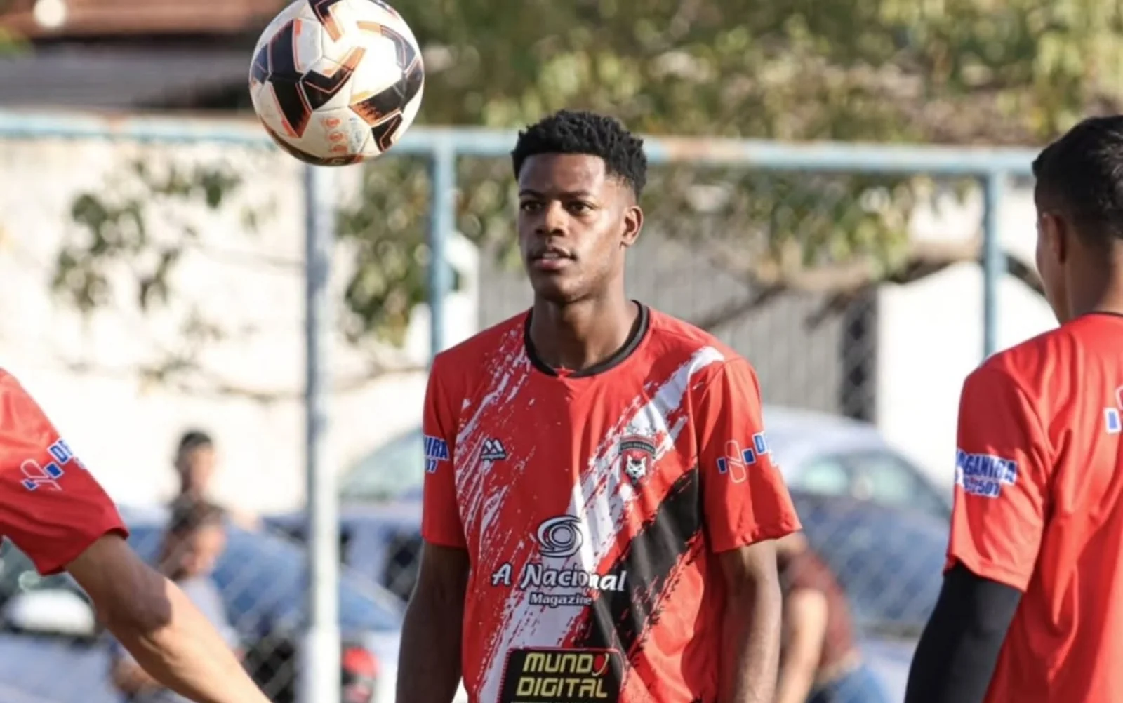 Jogador de futebol morre após cair de moto na GO-070 em Goianira
