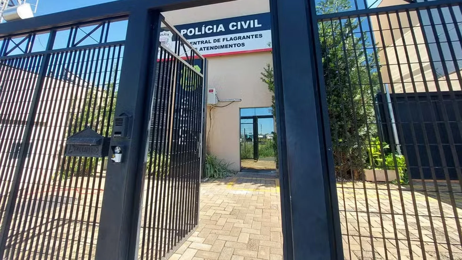 Ladrão invade casa, come chocolate e termina preso após fuga pelo telhado