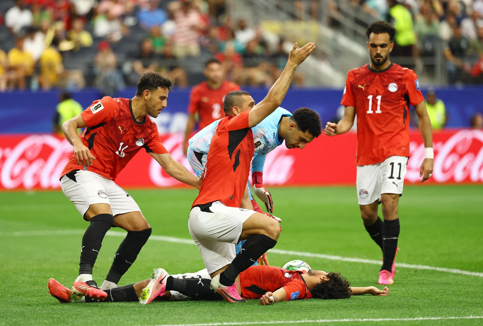 Lateral do Egito desmaia, volta a jogar e marca gol contra para Austrália