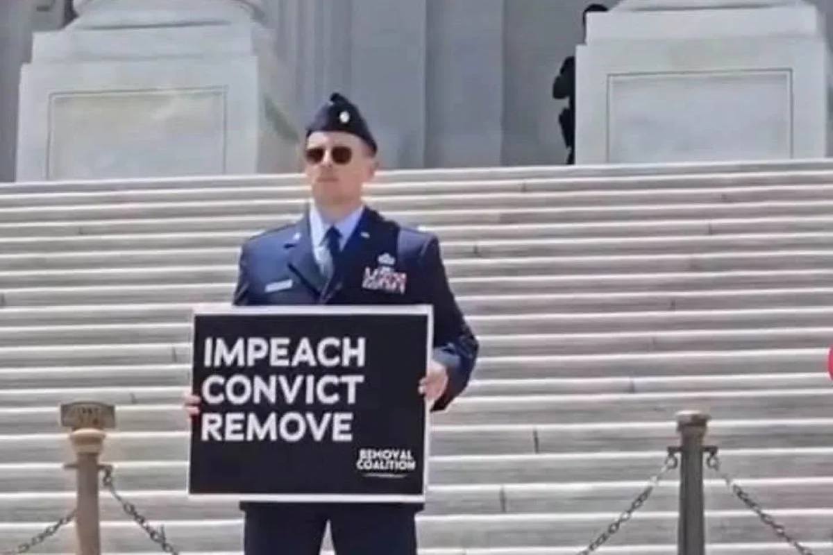 Major dos EUA é preso no Capitólio após pedir impeachment de Trump