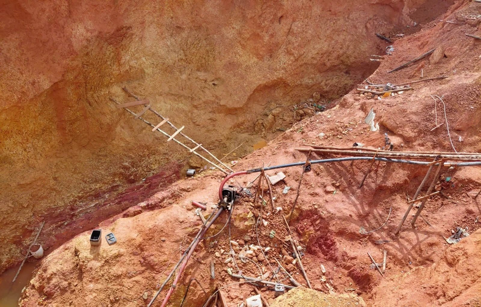 Morre soterrado garimpeiro de 20 anos em garimpo ilegal no Amapá