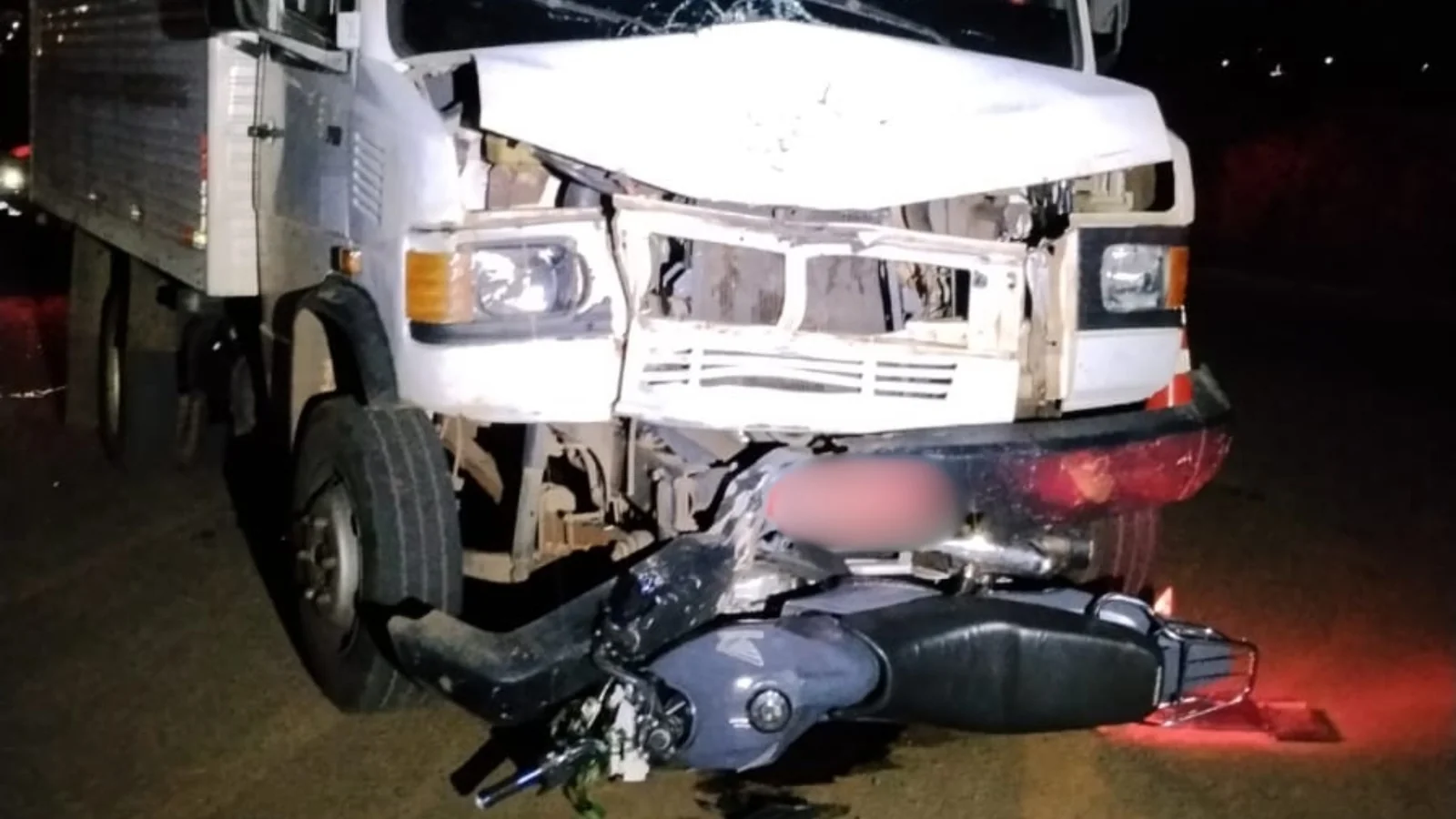 Motociclista morre após bater de frente com caminhão em Romaria
