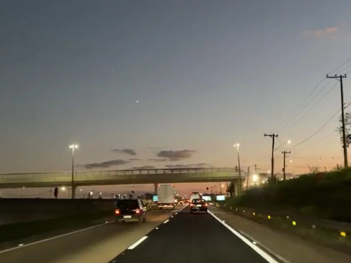 Motociclista morre após bater em caminhão e ser atropelado na Rodovia Santos Dumont