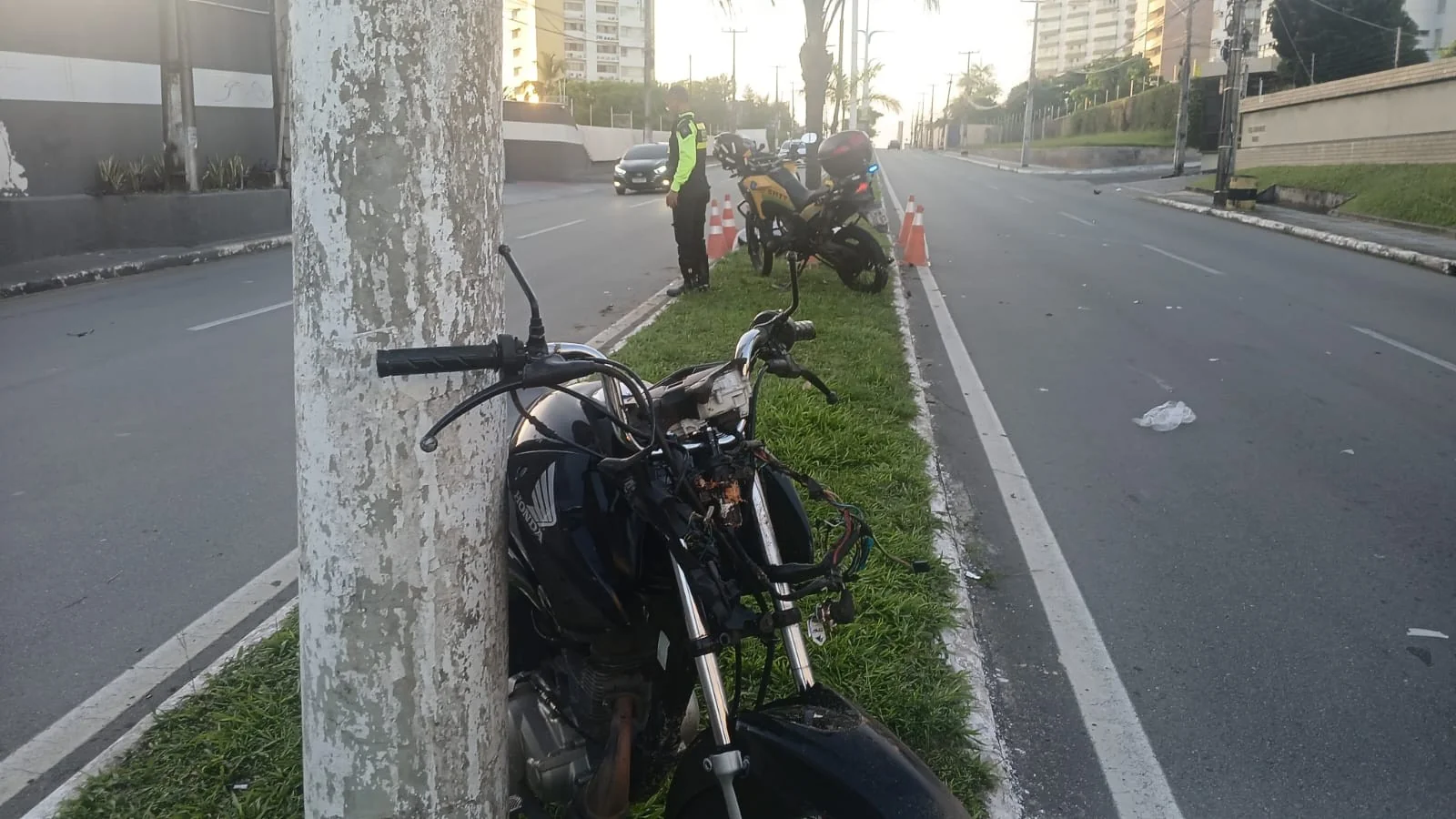 Motociclista morre após bater moto em palmeira na Av. dos Holandeses