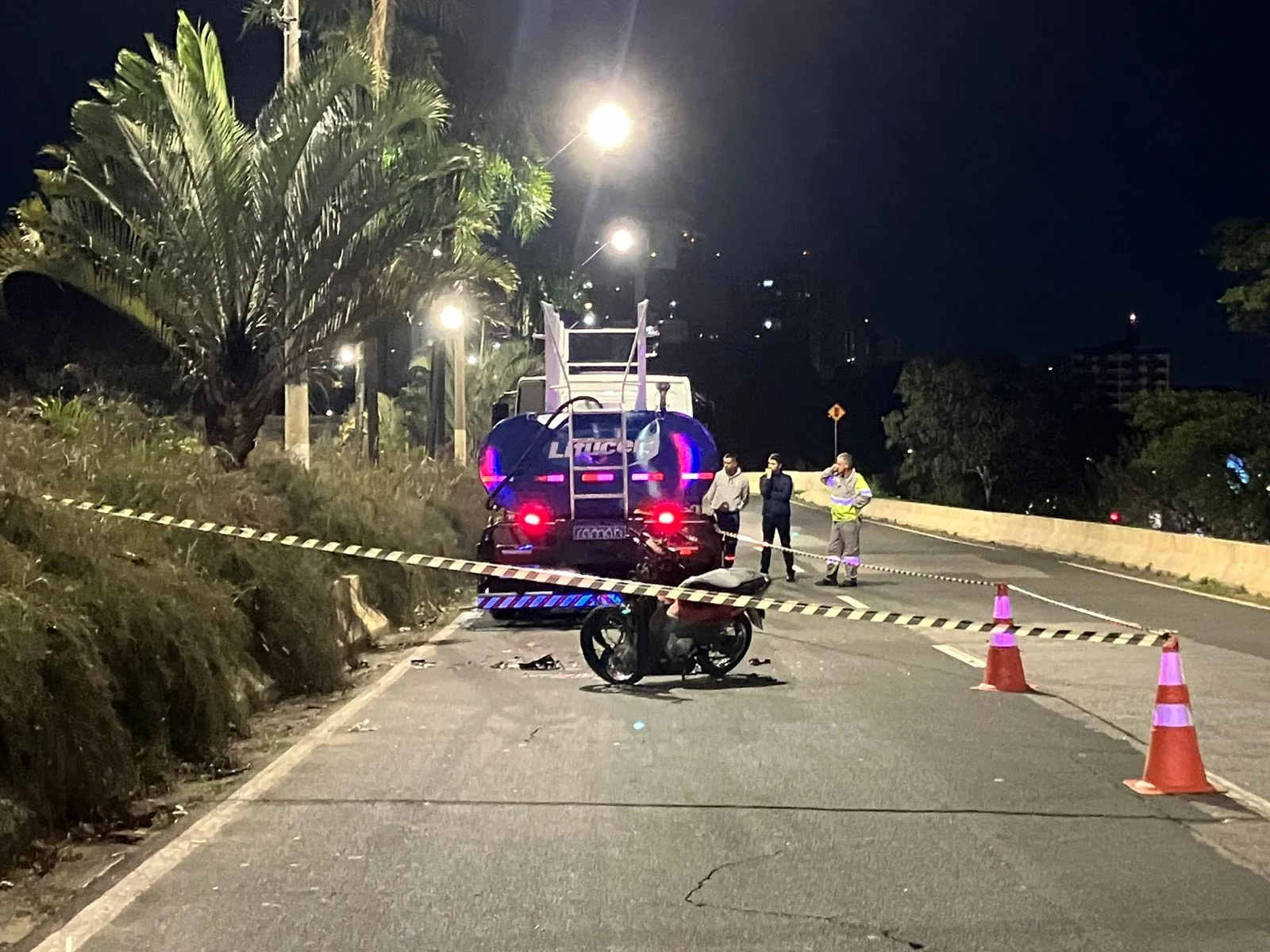 Motociclista morre ao bater em caminhão-pipa na Avenida Júlio Prestes, em Campinas
