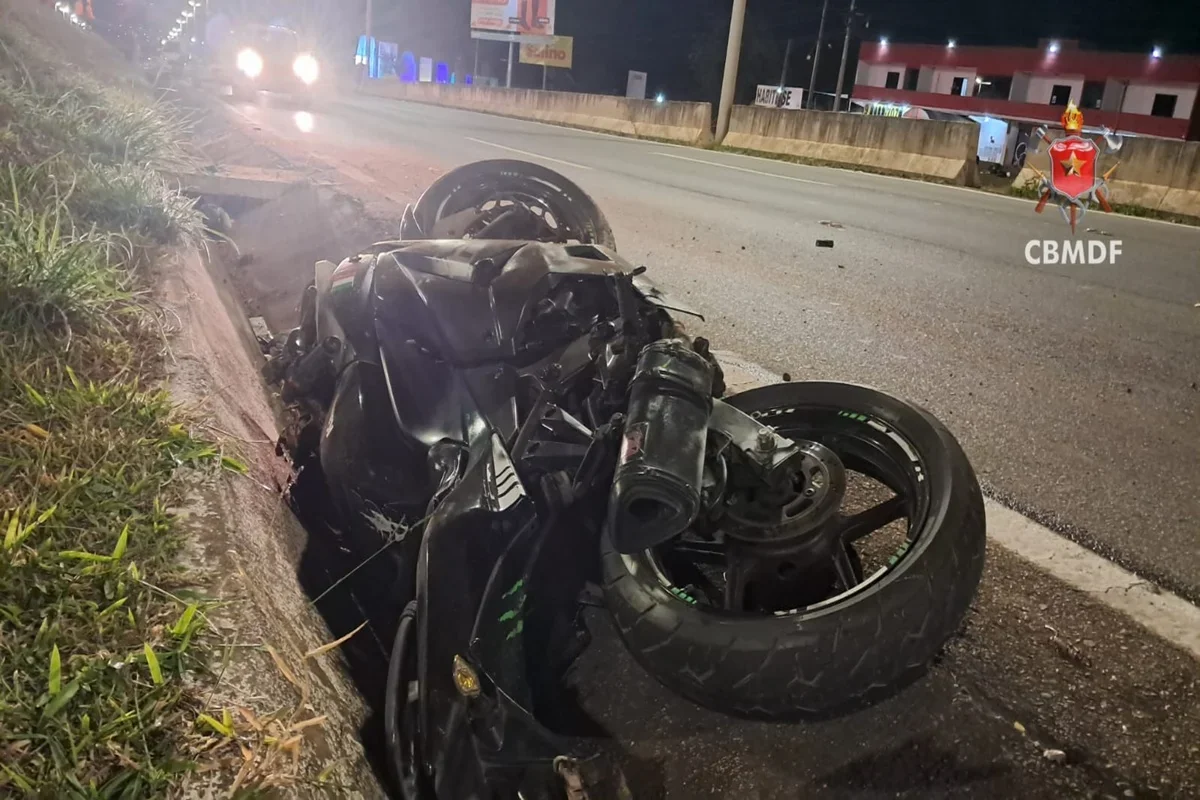 Motociclista morre após bater em mureta na BR-020, no DF
