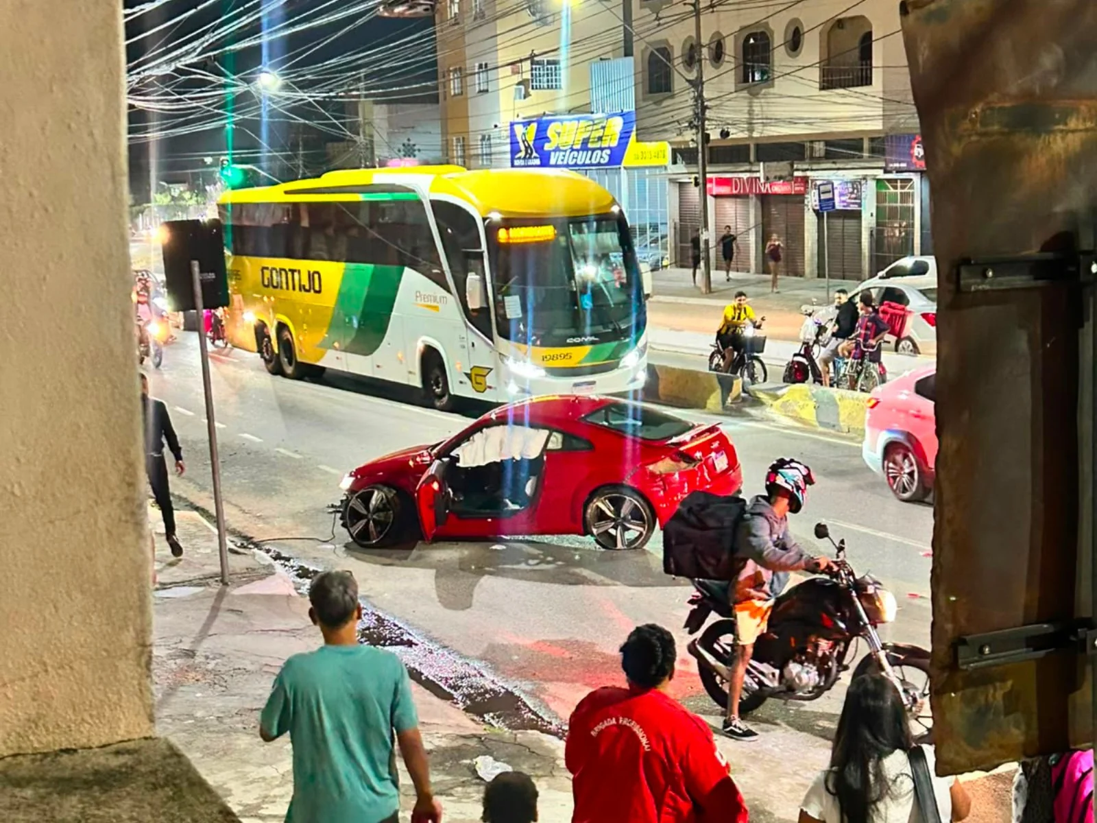 Motorista bate carro de luxo e é preso com documento falso em Governador Valadares
