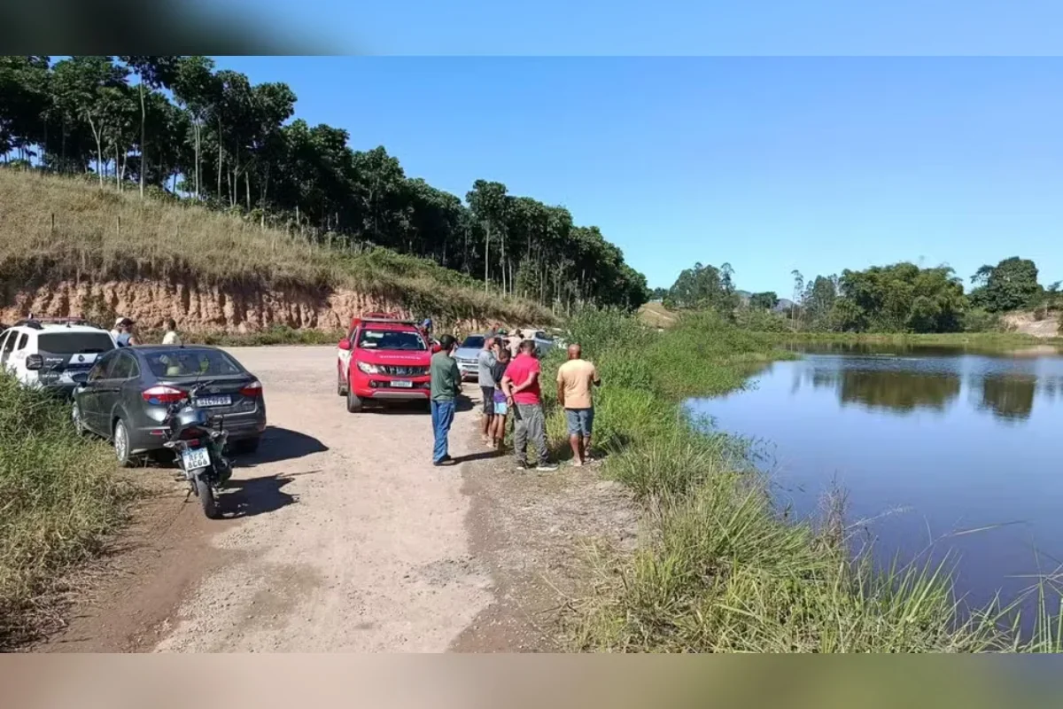 Motorista morre afogado ao buscar ajuda após carro cair em represa no ES