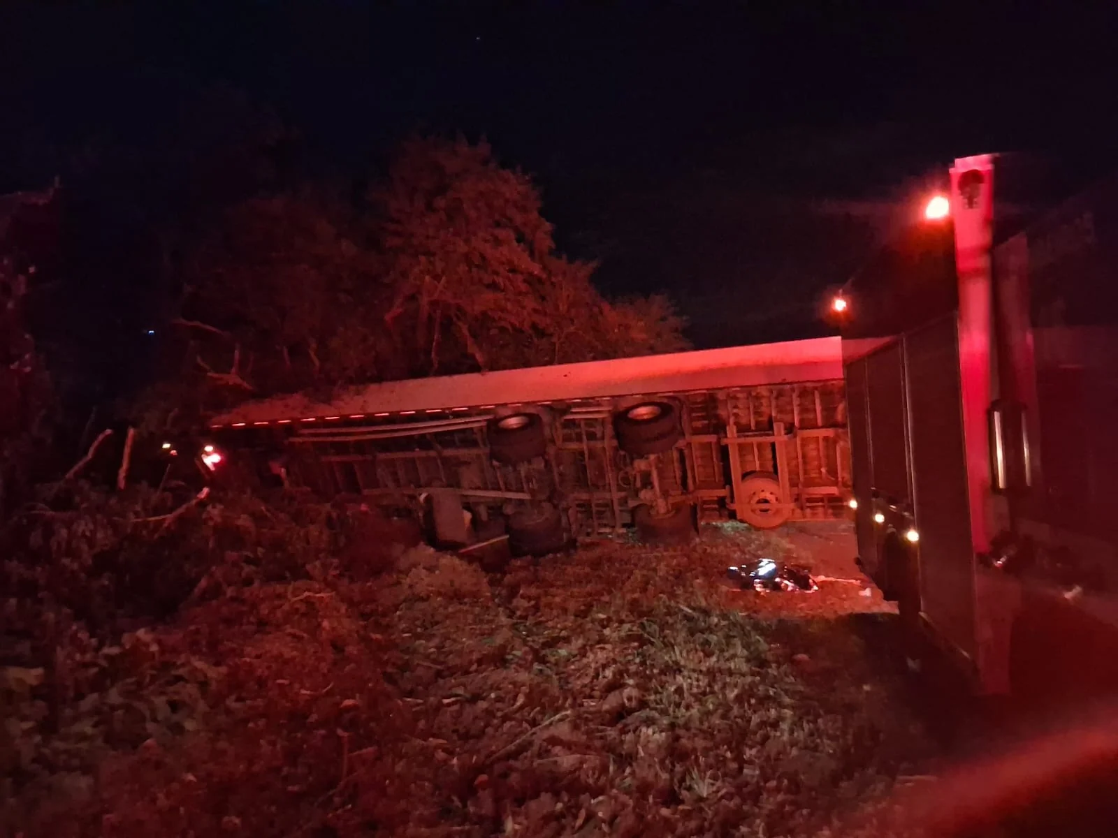 Motorista morre após caminhão tombar na SP-225 em Pirassununga