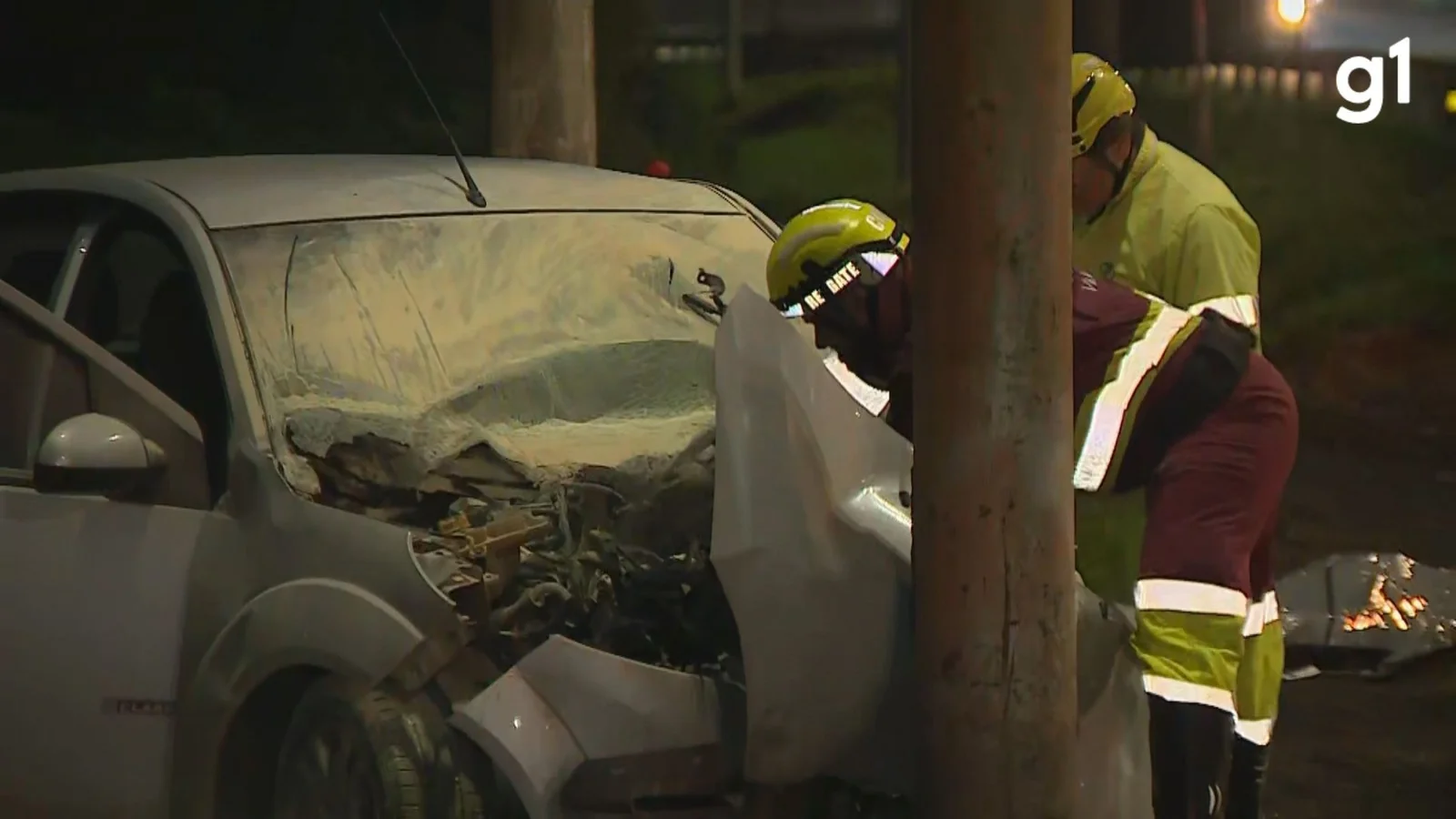 Motorista morre ao bater carro contra poste na freeway em Porto Alegre