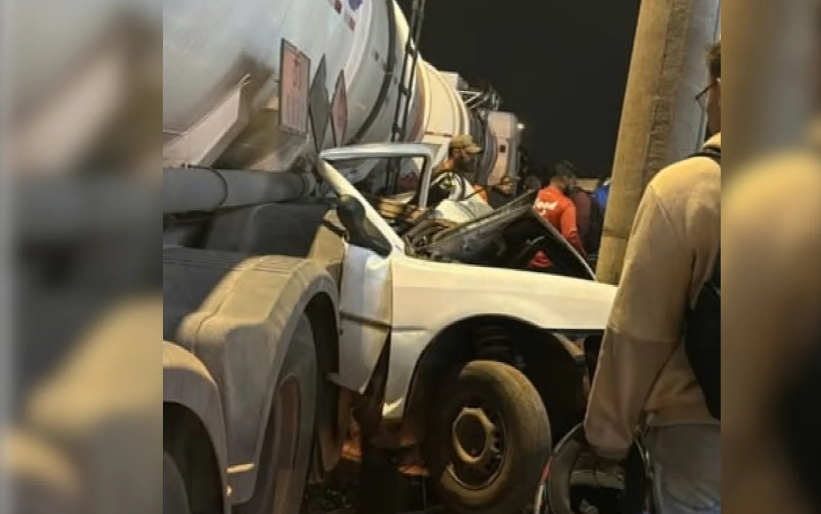 Motorista morre prensado: carro estava em ponto cego do caminhão na rotatória