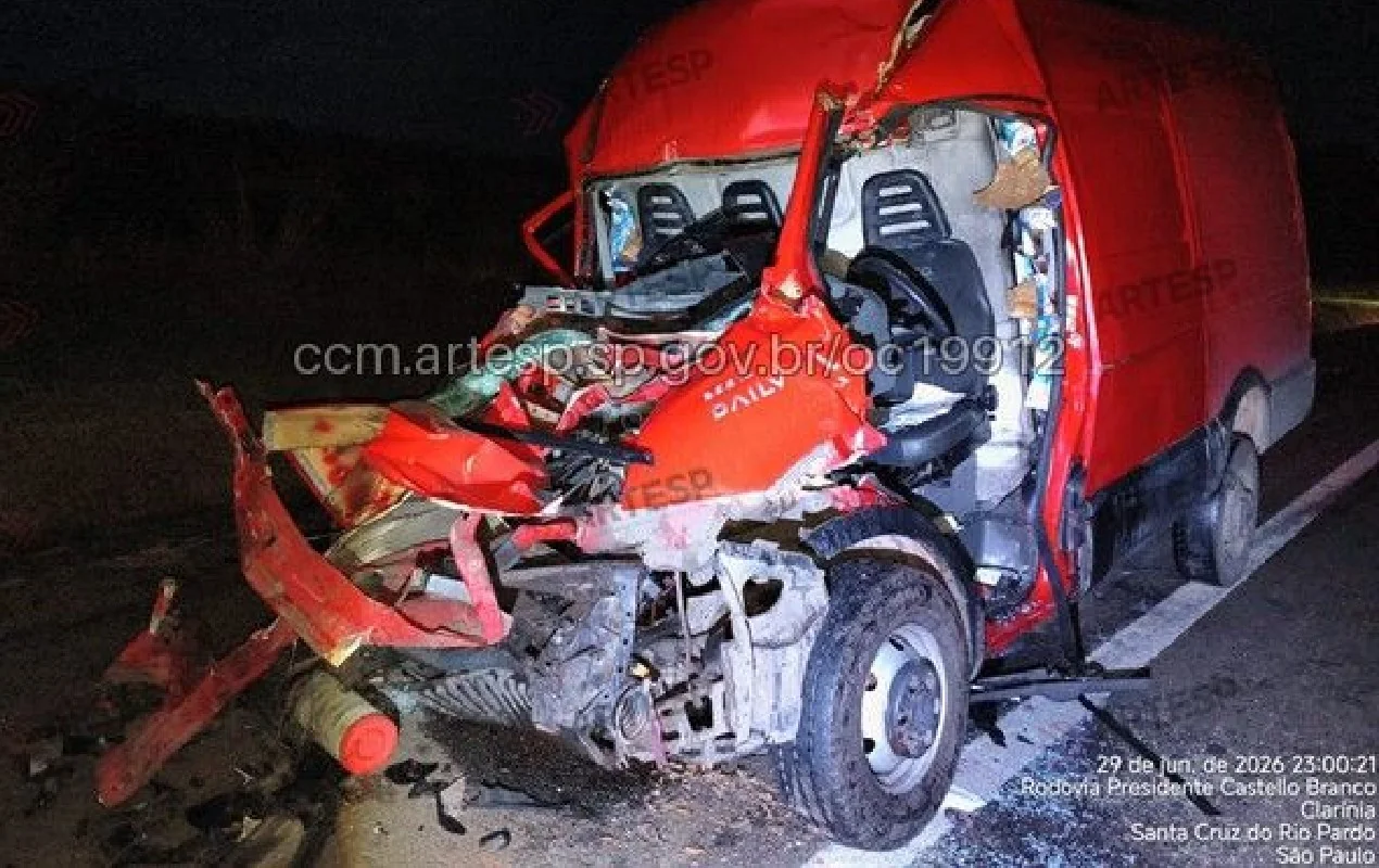 Motorista morre após van bater na traseira de caminhão na Castello Branco