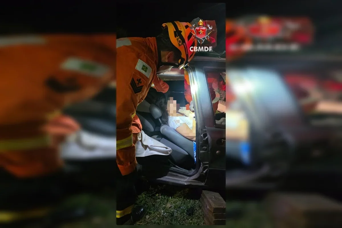 Mulher fica presa às ferragens após acidente no Riacho Fundo