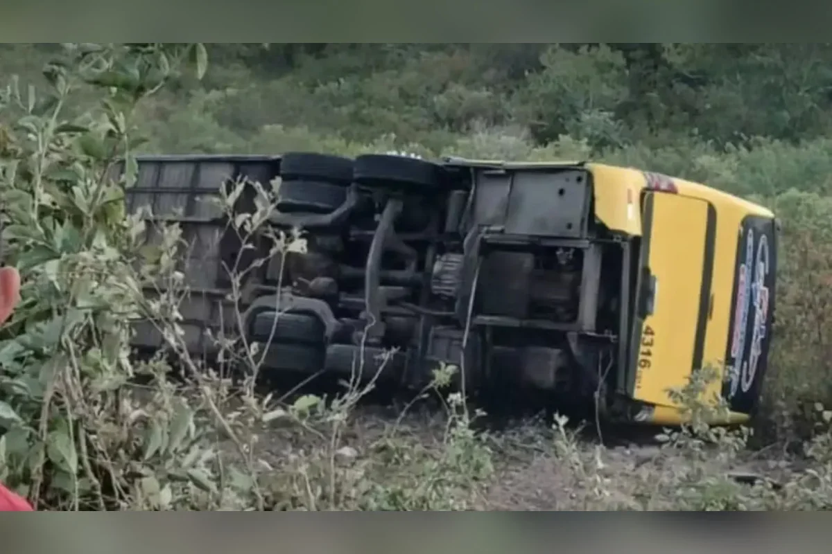 Ônibus com romeiros tomba no Ceará: 2 mortos e vários feridos