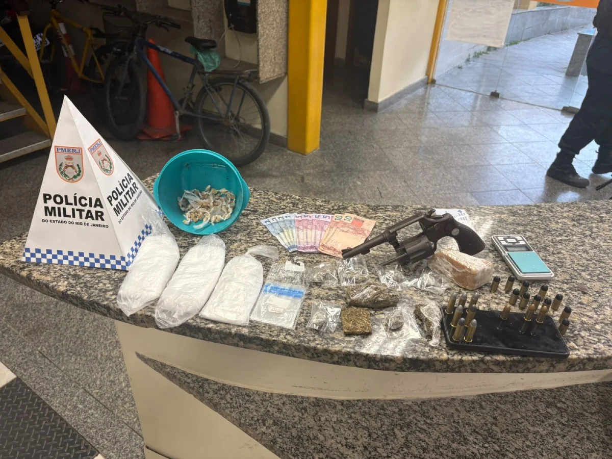 Polícia prende homem com arma e drogas após flagrante em Itatiaia