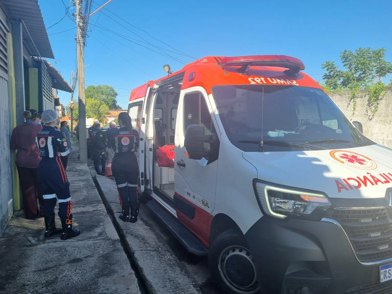 Porteiro morre após bater moto em carro estacionado: suspeita de mal súbito na Zona Sul