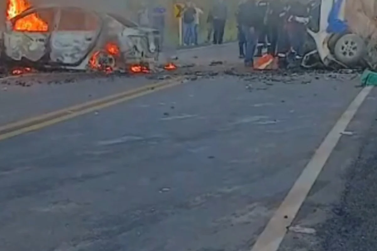 Quatro mortos em grave acidente com dois carros e incêndio em MT