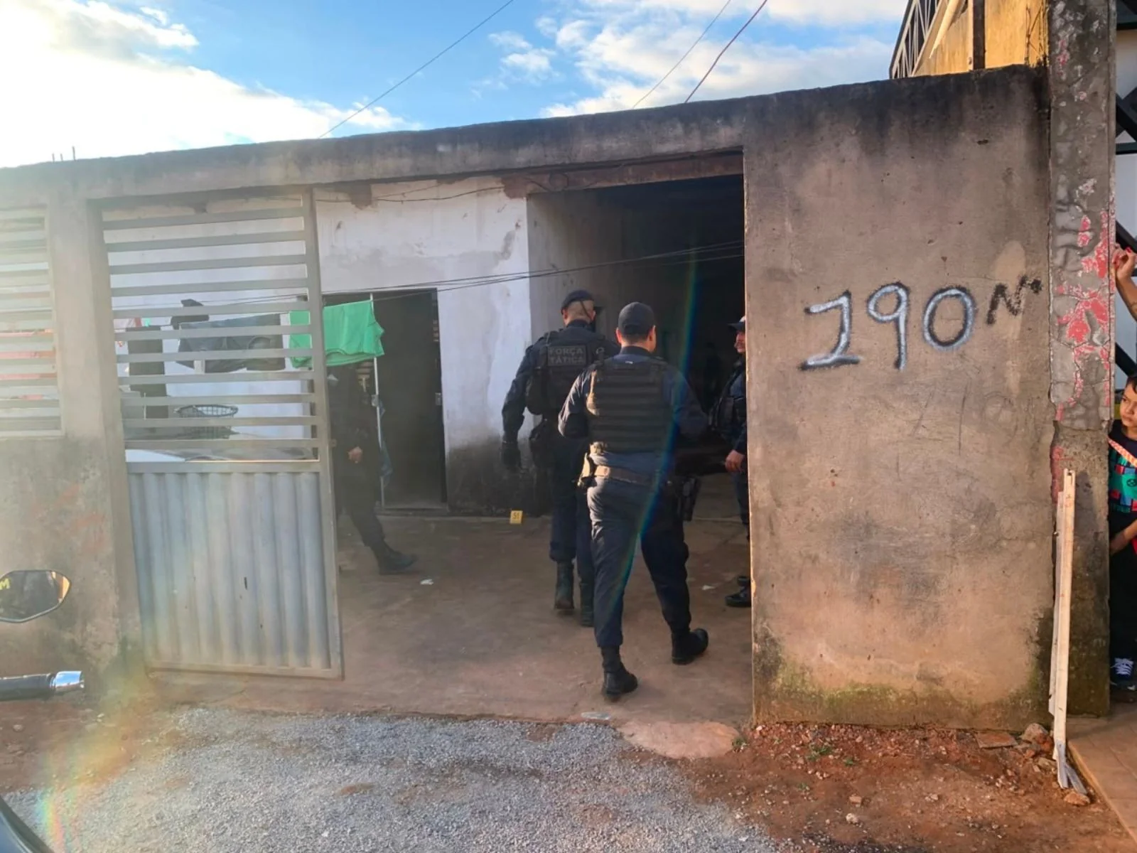 Perseguição policial no Acre: suspeito de assalto morre e comparsa fica ferido