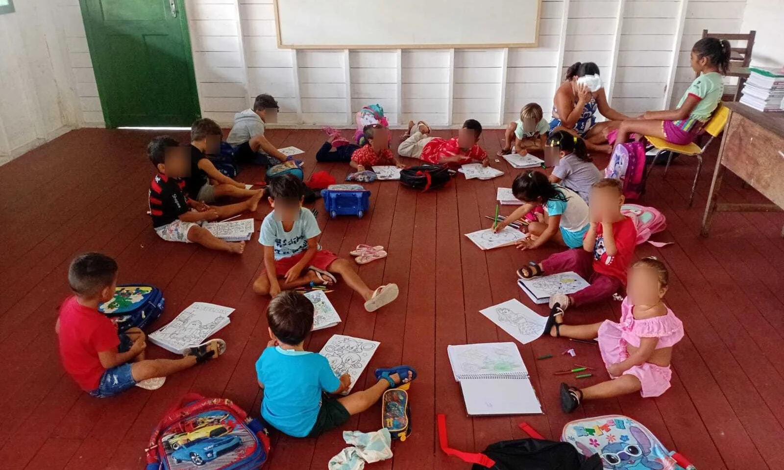 TCM manda prefeitura de Breves colocar carteiras em escola onde crianças estudam no chão