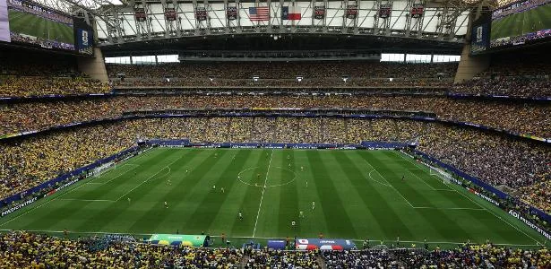 Torcedor morre após cair de cadeira durante Brasil x Japão na Copa