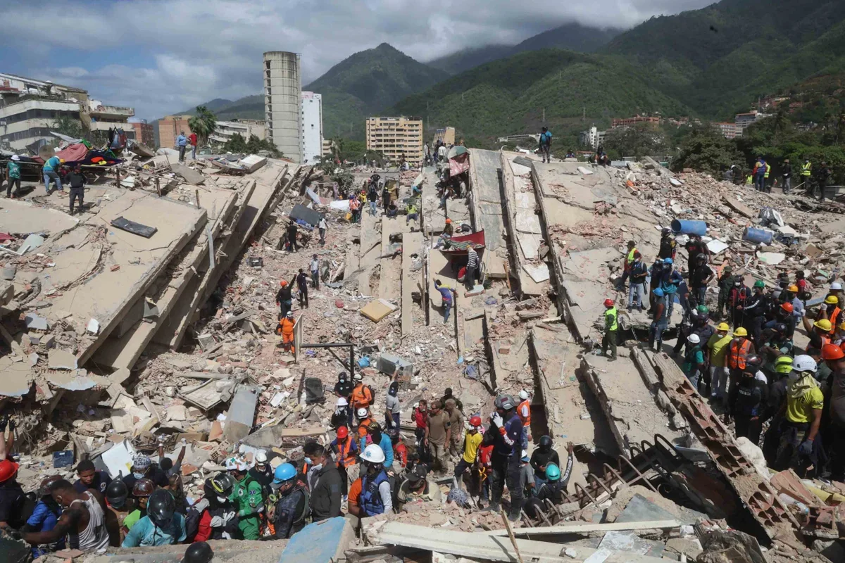 Venezuela improvisa necrotério em porto após terremotos devastadores