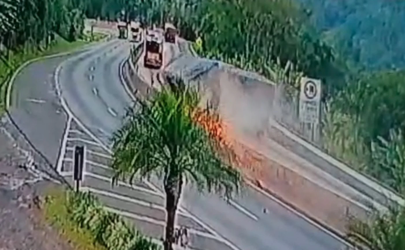 Vídeo: caminhão perde controle e se arrasta em guard rail na BR-277 no Paraná