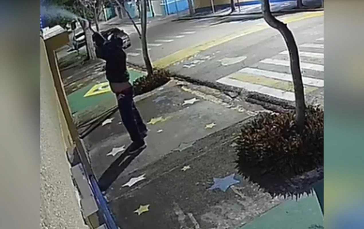 Vídeo: homem irritado com barulho de acampamento dispara gás de pimenta em estudantes